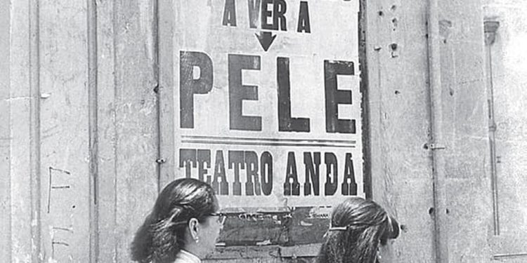 Foto publicada pela embaixada mexicana em carta que homenageou o Rei Pelé: mensagem em frente a teatro em Guadalajara — Foto: Reprodução