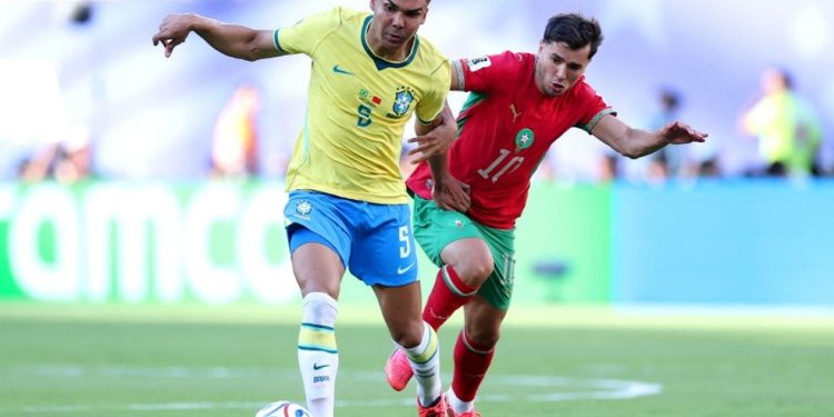 Casemiro em ação na partida da seleção brasileira contra o Marrocos — Foto: Kevin C. Cox/Getty Images via AFP