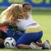 Torcedora invade campo e abraça Ronaldinho Gaúcho em treino em Weggis, Suíça — Foto: Fernando Maia