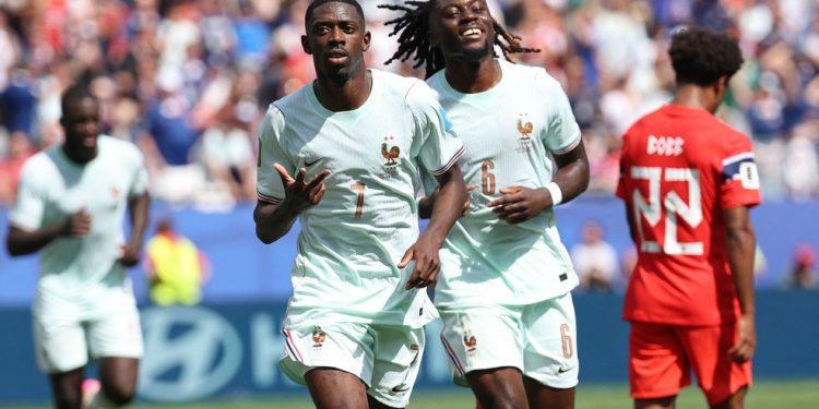 Dembélé marcou três vezes em goleada da França — Foto: FRANCK FIFE / AFP
