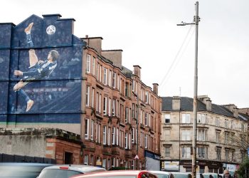 McTominay teve golaço de bicicleta homenageado em mural em Glasgow, na Escócia — Foto: Divulgação