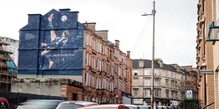 McTominay teve golaço de bicicleta homenageado em mural em Glasgow, na Escócia — Foto: Divulgação