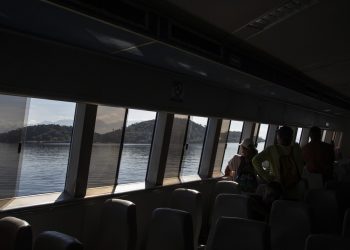 Trajeto de barca do centro do Rio de Janeiro para a Ilha de Paquetá leva cerca de uma hora — Foto: Alexandre Cassiano / Agência O Globo