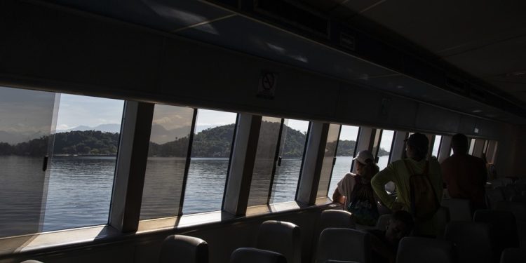 Trajeto de barca do centro do Rio de Janeiro para a Ilha de Paquetá leva cerca de uma hora — Foto: Alexandre Cassiano / Agência O Globo