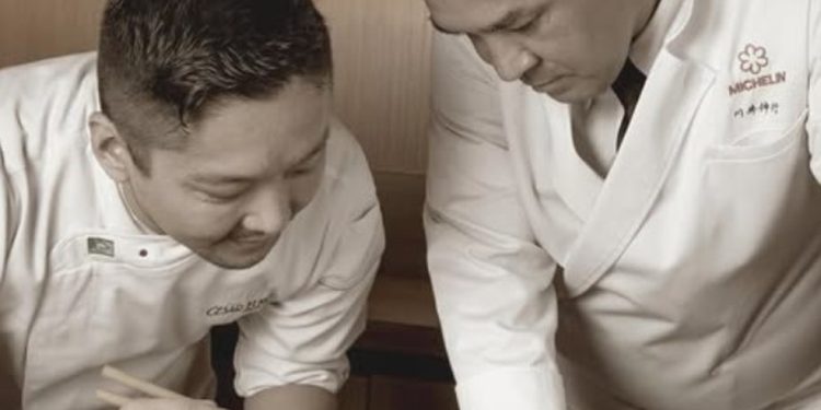 Os chefs César Yukio (pâtissier), à esquerda, e André Kawai, responsável pela gastronomia do San Omakase — Foto: Divulgação / San Omakase