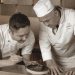 Os chefs César Yukio (pâtissier), à esquerda, e André Kawai, responsável pela gastronomia do San Omakase — Foto: Divulgação / San Omakase