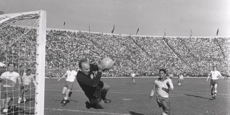 Garrincha (à direita) observa uma defesa do goleiro da Tchecoslováquia na final da Copa de 1962 — Foto: Arquivo/Agência O Globo