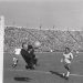 Garrincha (à direita) observa uma defesa do goleiro da Tchecoslováquia na final da Copa de 1962 — Foto: Arquivo/Agência O Globo
