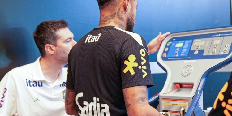 Neymar em treino físico no CT da seleção — Foto: CBF