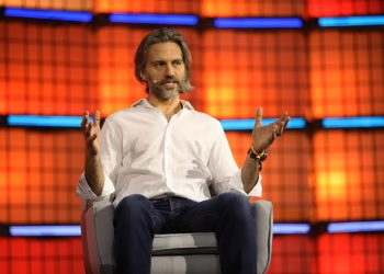 Peter Fernandez, chairman executivo da Mombak, que lidera o maior projeto de remoção de carbono do mundo por meio de um projeto de reflorestamento na Amazônia, fala no Web Summit Rio 2026 — Foto: Lucas Tavares/Especial para O Globo