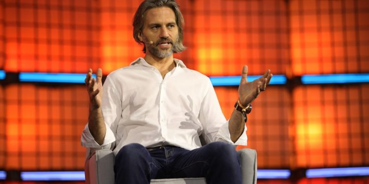 Peter Fernandez, chairman executivo da Mombak, que lidera o maior projeto de remoção de carbono do mundo por meio de um projeto de reflorestamento na Amazônia, fala no Web Summit Rio 2026 — Foto: Lucas Tavares/Especial para O Globo