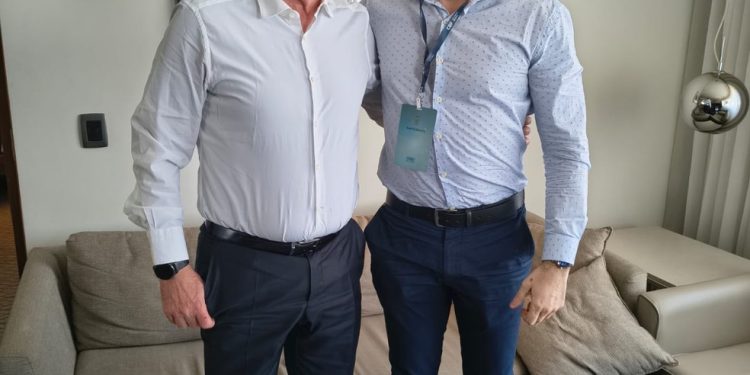 O treinador brasileiro com o professor Roberto Piantino — Foto: Arquivo pessoal