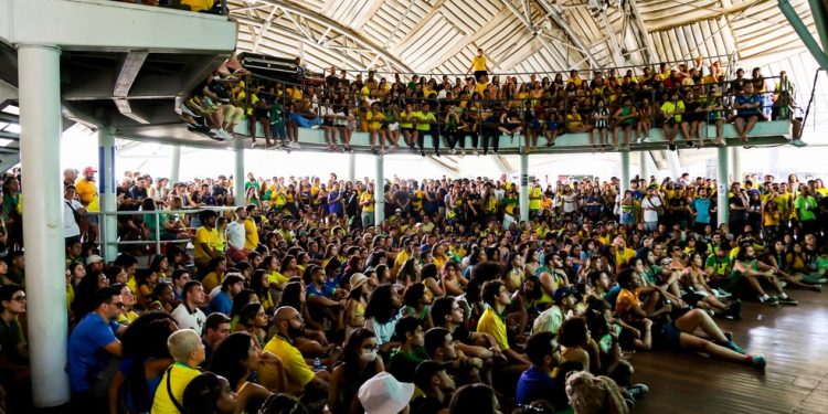 Torcida no Circo Voador, na Lapa — Foto: Michelle Castilho