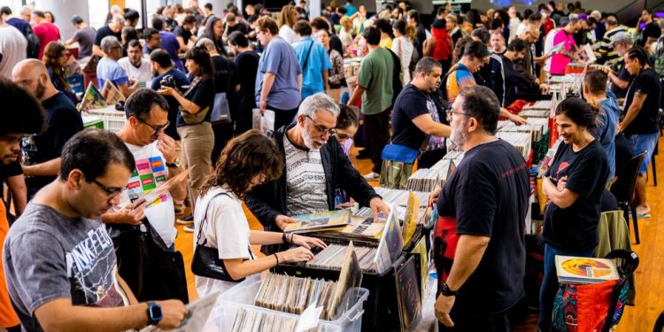 Feira de vinil — Foto: Luciola Villela