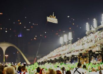 Drone sobrevoa a Sapucaí no desfile da Mocidade — Foto: Márcio Alves / Agência O Globo