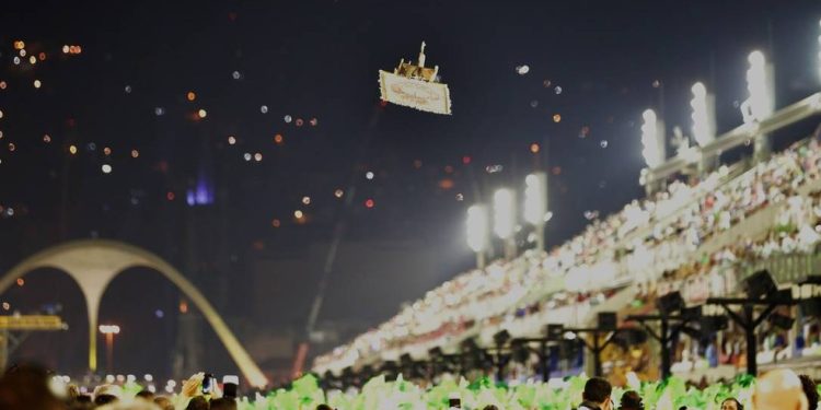 Drone sobrevoa a Sapucaí no desfile da Mocidade — Foto: Márcio Alves / Agência O Globo