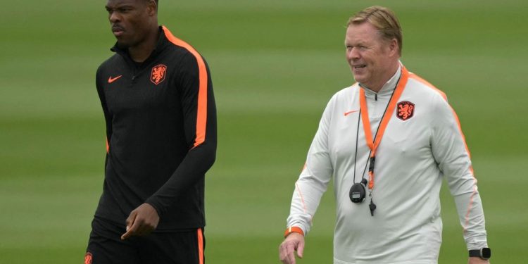 Dumfries e Koeman em treino da Holanda — Foto: JUAN MABROMATA / AFP