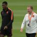 Dumfries e Koeman em treino da Holanda — Foto: JUAN MABROMATA / AFP