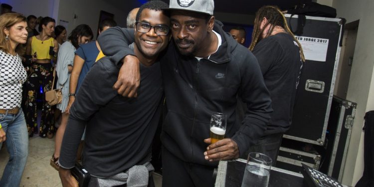 Seu Jorge e Pretinho da Serrinha dividem a noite no Village Superbet, no Jockey — Foto: Barbara Lopes