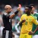 Wilton Pereira de Sampaio expulsando Themba Zwane no jogo entre México e Africa do Sul; partida teve três expulsos — Foto: AFP / Yuri Cortez