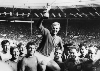 Ray Wilson levanta a taça do Mundial de 1966: campeão com a Inglaterra — Foto: AFP