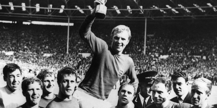 Ray Wilson levanta a taça do Mundial de 1966: campeão com a Inglaterra — Foto: AFP