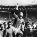 Ray Wilson levanta a taça do Mundial de 1966: campeão com a Inglaterra — Foto: AFP