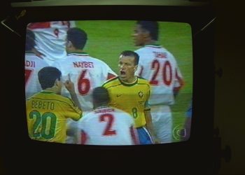 Televisão transmite jogo entre Brasil e Marrocos na Copa do Mundo de 1998 — Foto: Frederico Rozario/Agência O Globo/16-6-1998