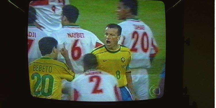 Televisão transmite jogo entre Brasil e Marrocos na Copa do Mundo de 1998 — Foto: Frederico Rozario/Agência O Globo/16-6-1998