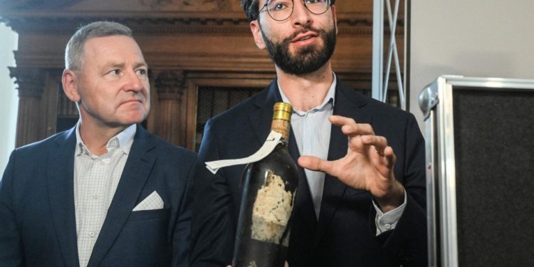 Entre os mais caros do mundo: vinho francês escondido sob castelo tcheco é restaurado após 130 anos — Foto: AFP