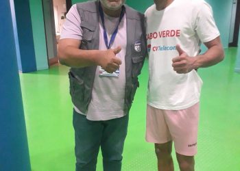 Moisés e o goleiro Josimar Dias, conhecido mundialmente como "Vozinha, o goleiro que parou a Espanha" — Foto: Acervo de Moisés Évora
