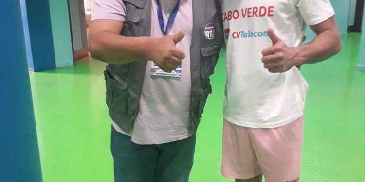 Moisés e o goleiro Josimar Dias, conhecido mundialmente como "Vozinha, o goleiro que parou a Espanha" — Foto: Acervo de Moisés Évora