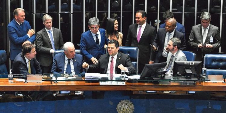 ‘Bombas’ fiscais em série: como o governo foi novamente surpreendido por Alcolumbre e pretende reagir