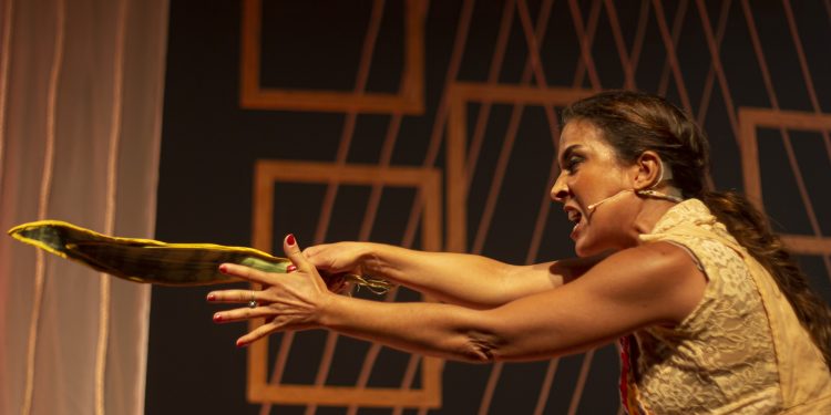 'A Dona dos Raios e do Vento' ganha nova temporada no Teatro Fashion Mall, embalada pelo repertório de Maria Bethânia