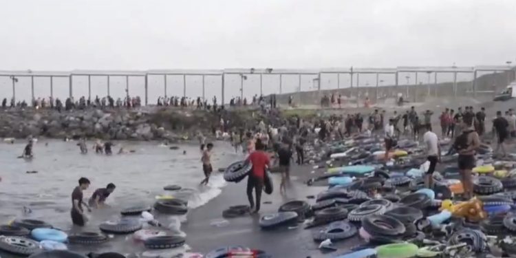 'Formigueiro humano': vídeos mostram invasão em massa de migrantes à cidade espanhola de Ceuta