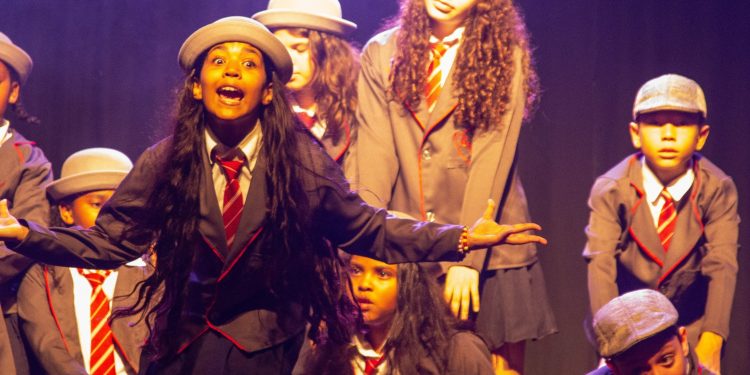 'Matilda' chega aos palcos da Barra com música, fantasia e mensagem sobre superação