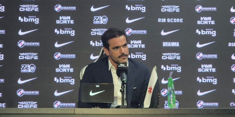 'Não facilita absolutamente nada', diz diretor de futebol do Vasco sobre disputas judiciais em torno da SAF