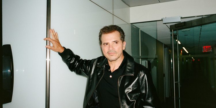 'Pensei que seria a pessoa mais odiada da história do cinema', diz John Leguizamo após cena jogando filhote de penhasco em 'A Odisseia'