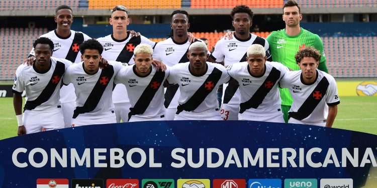 'Poderíamos ter saído com a vitória', avalia Pedro Emanuel após empate do Vasco com Independiente Medellín