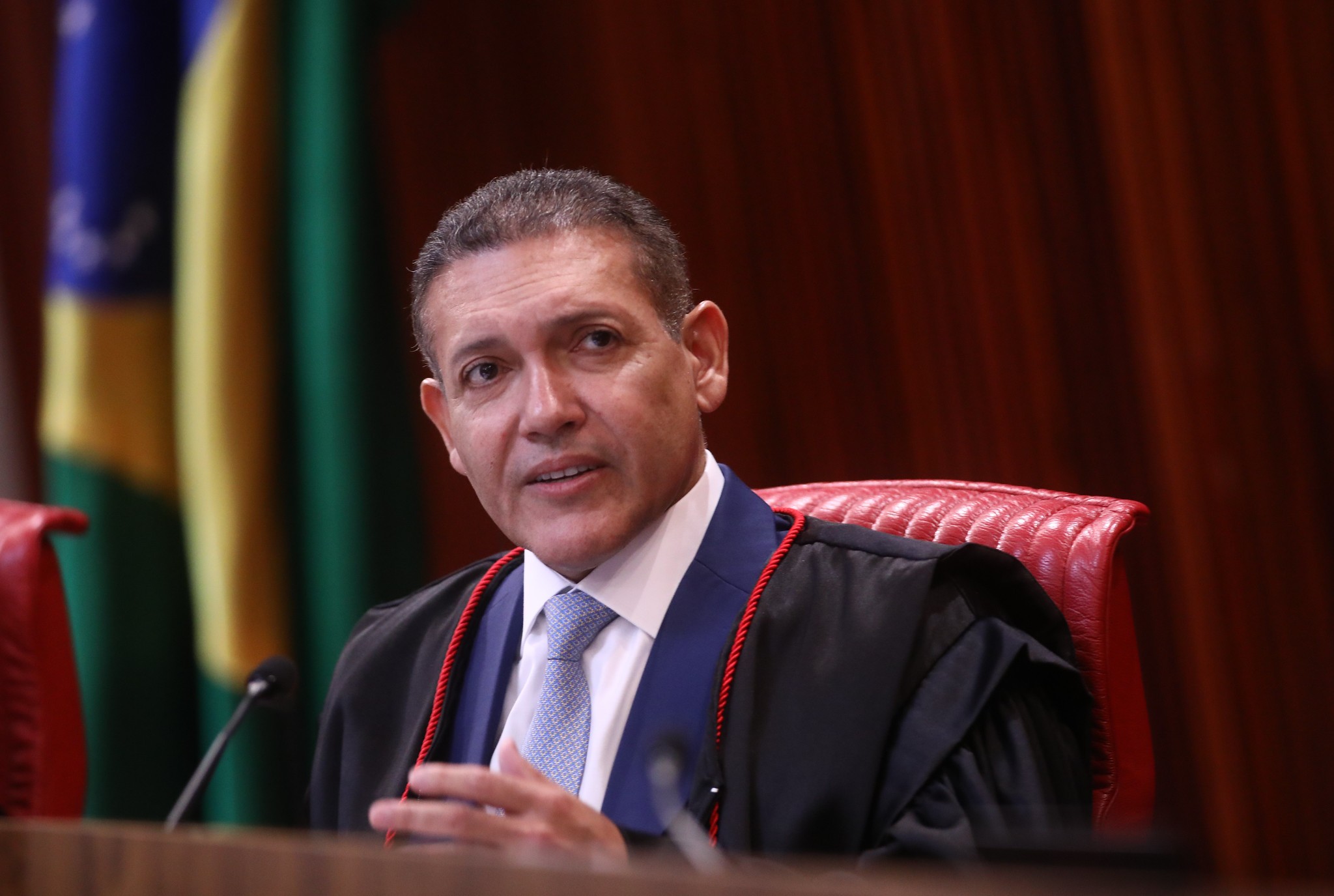 À frente do TSE, Nunes Marques tenta se equilibrar entre as cobranças dos colegas de STF, Lula e o bolsonarismo