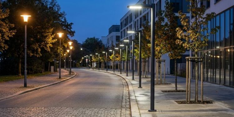 A modernização da iluminação pública vai além da troca de luminárias, e Matheus Vinicius Voigt explica por quê