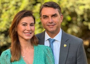 A mulher de Flávio Bolsonaro se prepara para a campanha