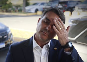 A multa que Flávio Bolsonaro terá de pagar caso carta do pai seja considerada irregular