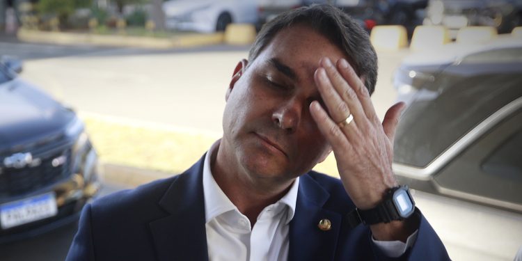 A multa que Flávio Bolsonaro terá de pagar caso carta do pai seja considerada irregular