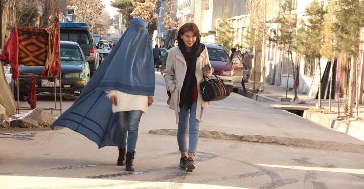 “A vida das mulheres afegãs é muito mais complexa do que algumas imagens ou frases da internet”, diz fotógrafa afegã