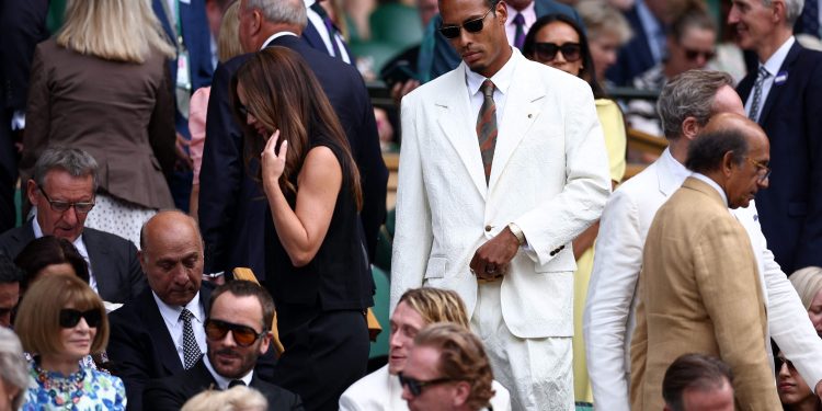 Acabou o clima de Copa? Van Dijk e estrelas do cinema acompanharam partida de Zverev e Ferry em Wimbledon