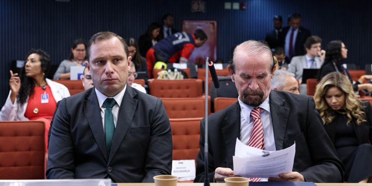 Advogado que fez delação de Mauro Cid se reúne com Vorcaro