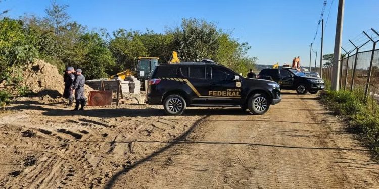 Agentes da PF trocam tiros com suspeitos de tráfico na área externa do Aeroporto Internacional de SP