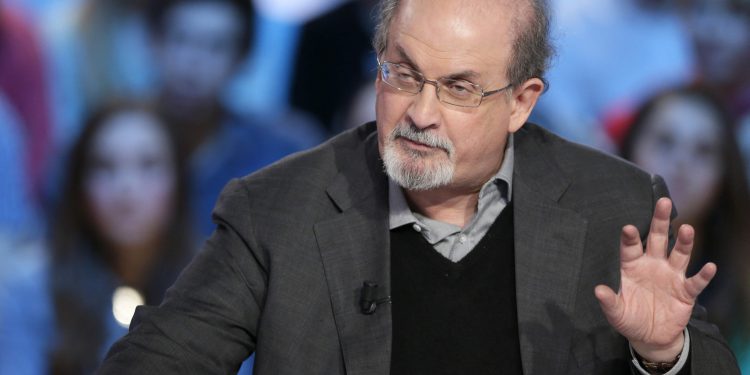 Agressor de Salman Rushdie é condenado nos EUA por 'ato de terrorismo'