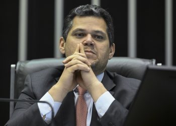 Alcolumbre defende redução da 6x1 sem período de transição em reunião com sindicalistas